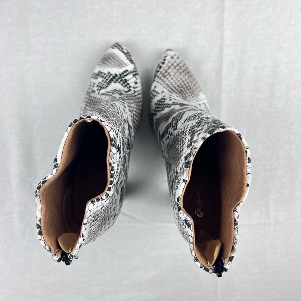 Qupid Women Snakeskin print Bootie 8.5 Faux Leather Point J Toe Black Ivory - Picture 3 of 11